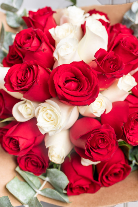 Ramo Buchón / 50 Rosas Roja y Blanca APO