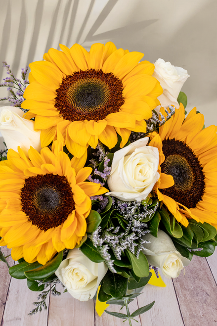 Sol Radiante - 3 Girasoles y Rosa Blanca | Mercado de Jamaica 21S