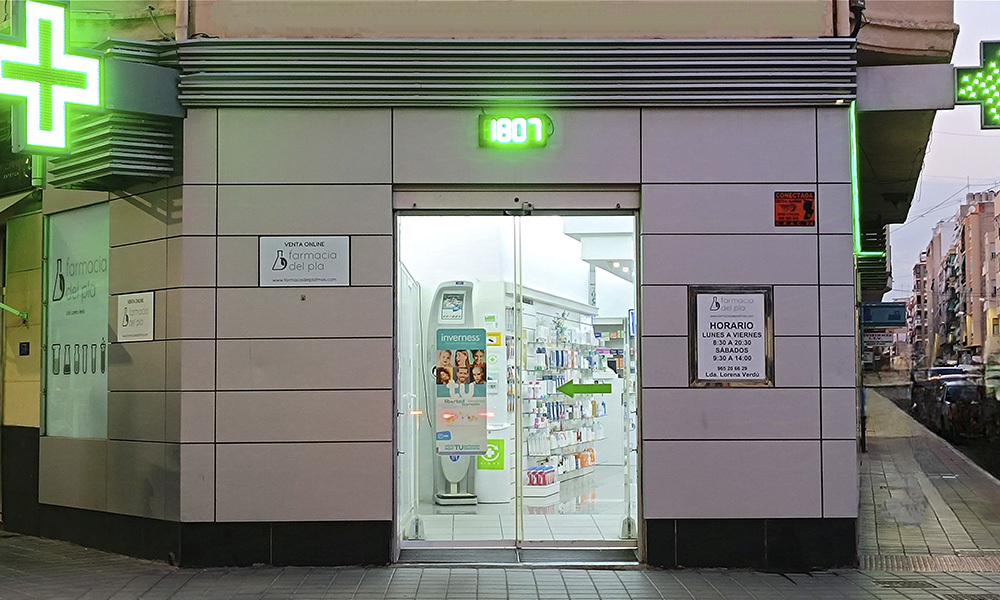 Exterior de la Farmacia del Pla, en Alicante