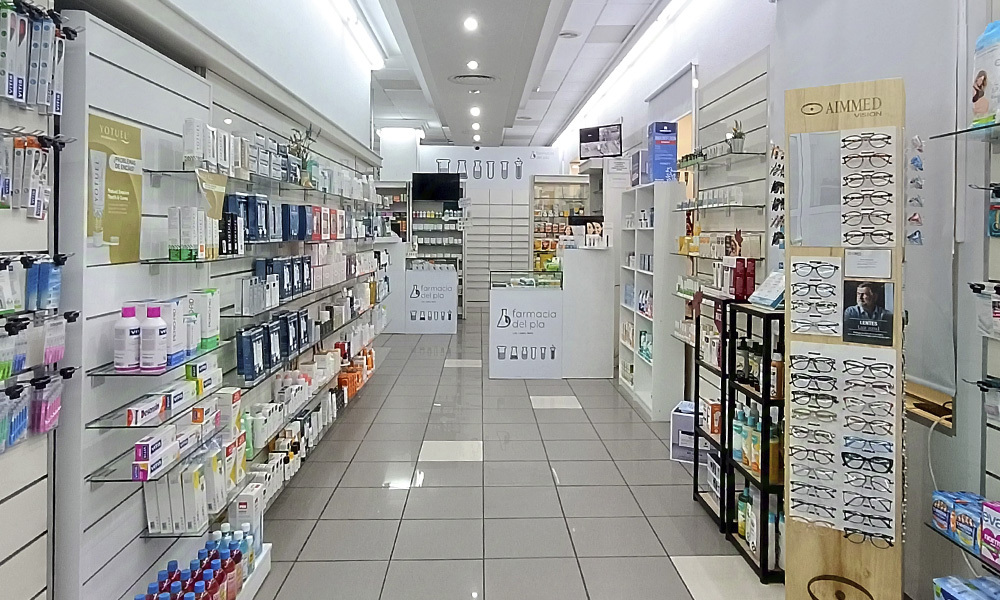 Interior de la Farmacia del Pla, en Alicante