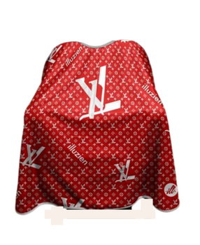 Kingo Barber Supply - CAPA LOUIS VUITTON RED #kingobarber DESCRIPCIÓN: • Capa  de corte con estampado Louis Vuitton • Cuello elástico con gancho •  Medidas: 160cm x 140cm • Polister, 100% impermeable •