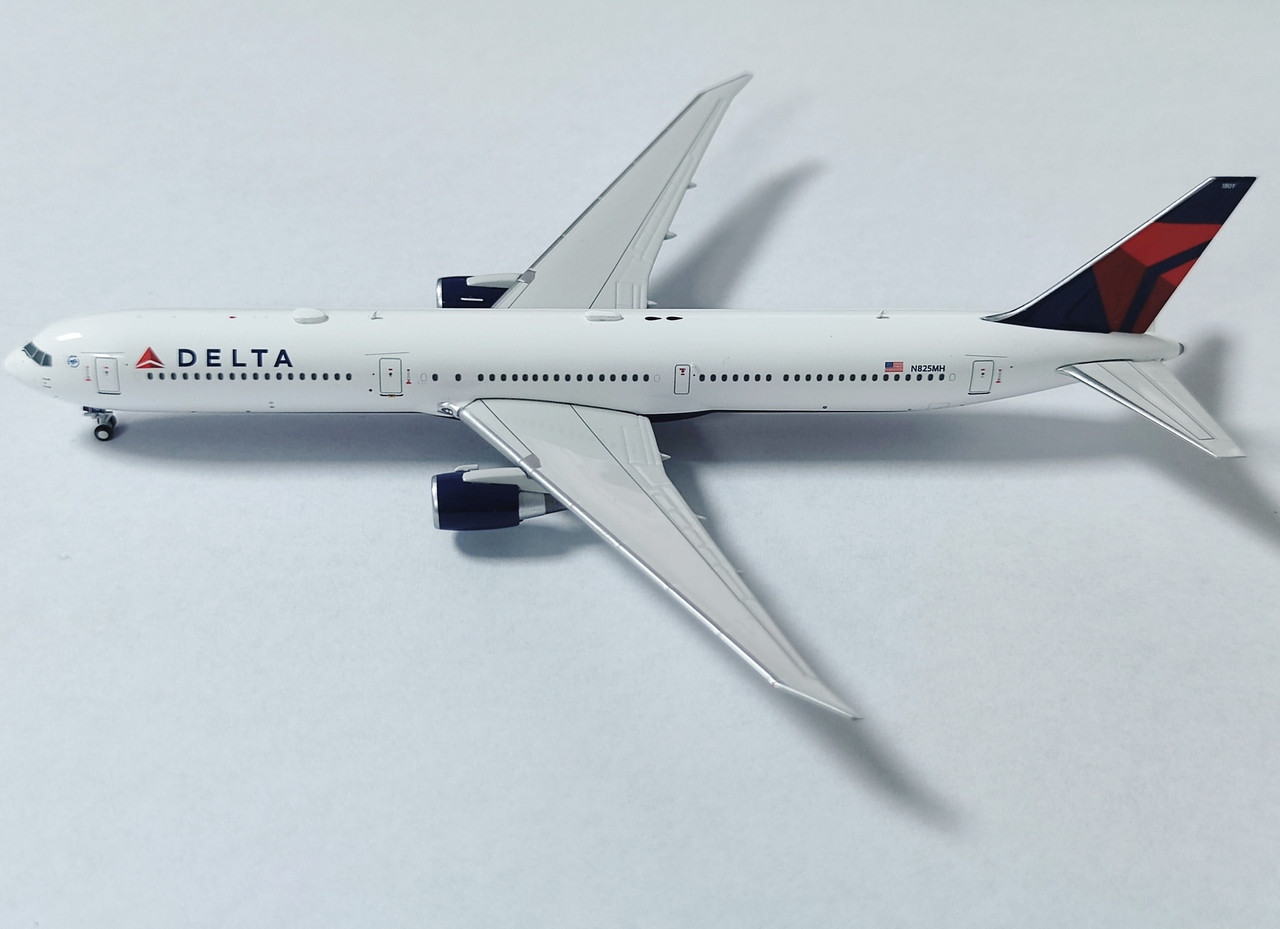 Panda Models Delta Air Lines B767-432ER N825MH 52361 1:400