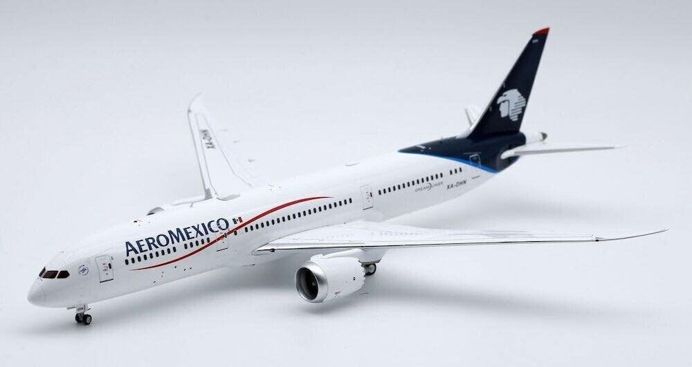 Inflight200 AeroMexico Boeing 787-9 Dreamliner XA-DHN with stand