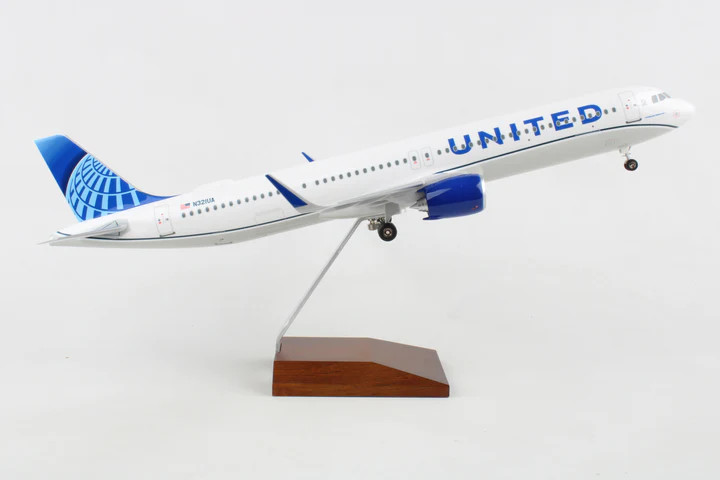 UNITED A321NEO W/WOOD STAND & GEAR SKR8430 1:100