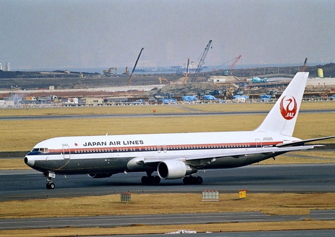 Japan Airlines B767-300ER JA8268 04586 1:400