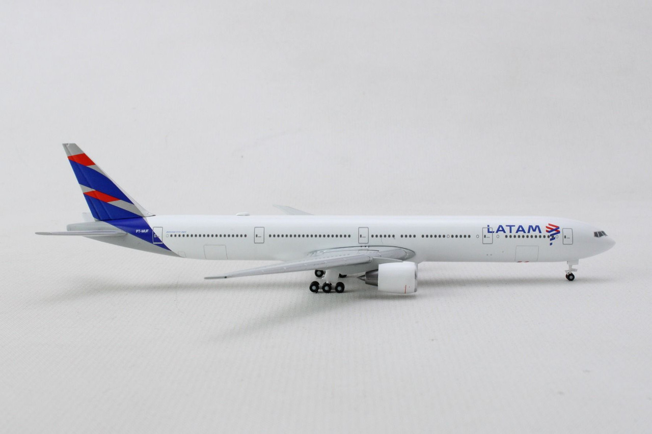 Herpa Wings LATAM Boeing 777-300 HE537346 1:500