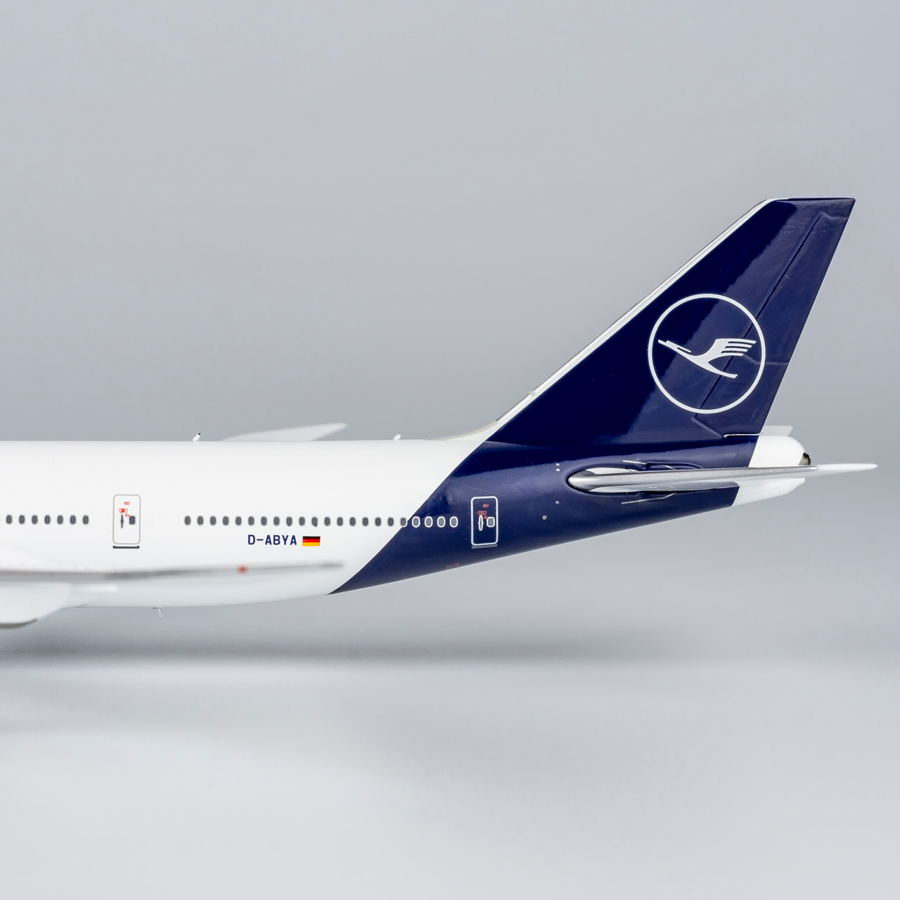 NG Models Lufthansa 747-8 TEAM D D-ABYA 78033 1:400