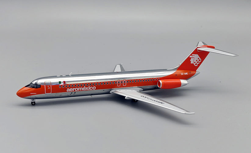 McDonnell Douglas DC-9-32 1:200 スケールモデル Inflight200 AeroMexico McDonnell Douglas DC-9-32 XA-AME with stand