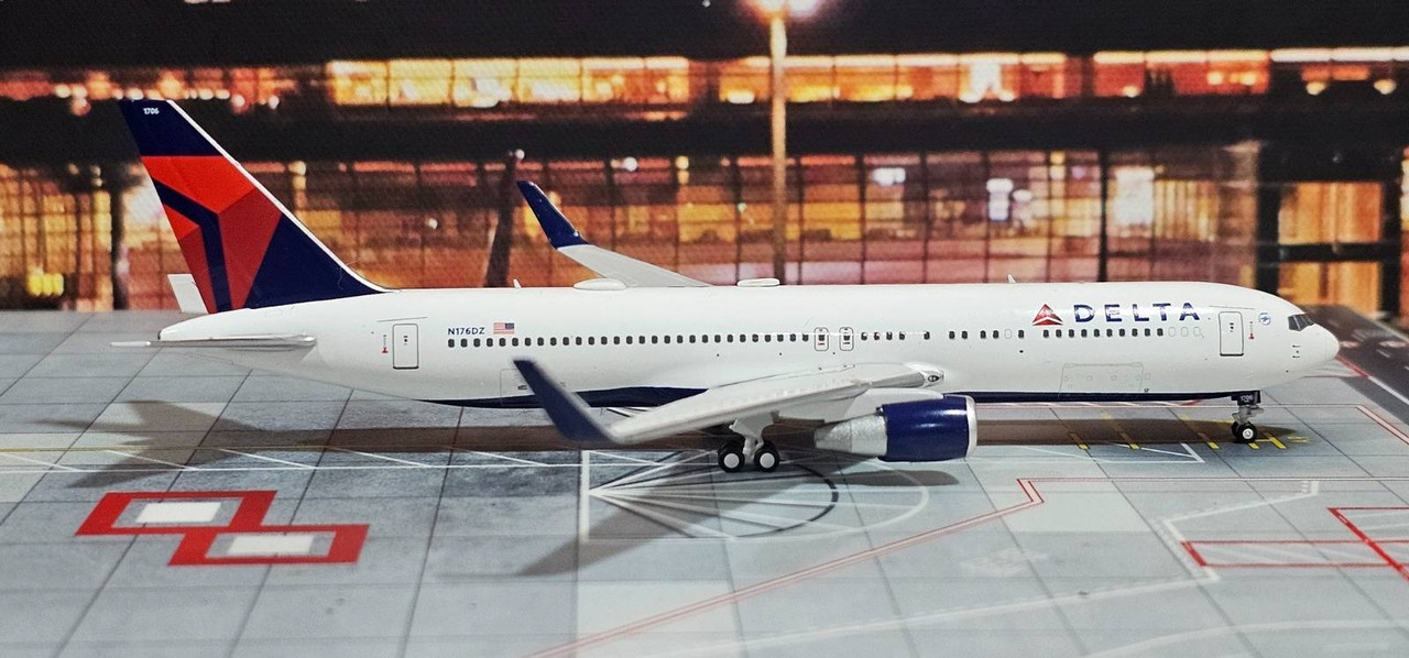 Panda Models Delta Air Lines B767-300ER N176DZ 62430 1:400