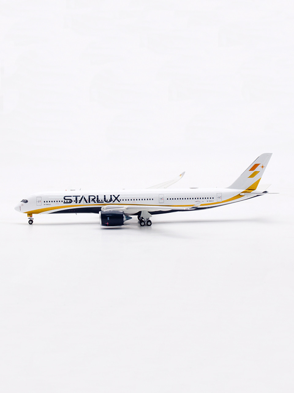 STARLUX Airlines Airbus A350-941 B-58503 detachable gear