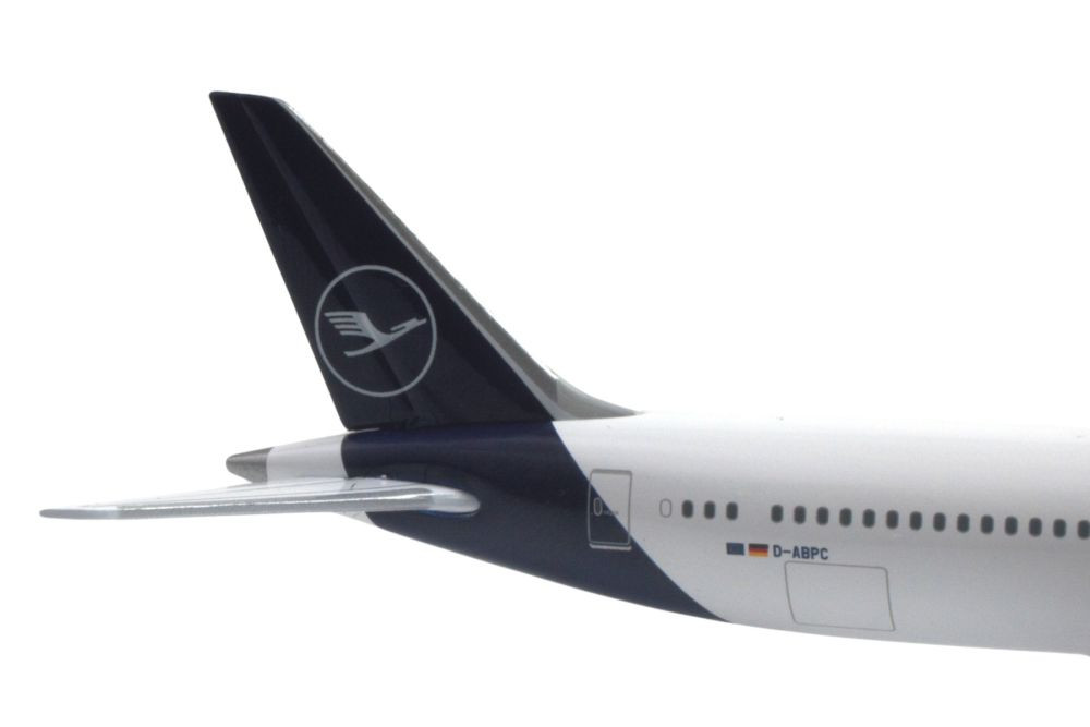 HERPA LUFTHANSA 787-9 Scale 1:500