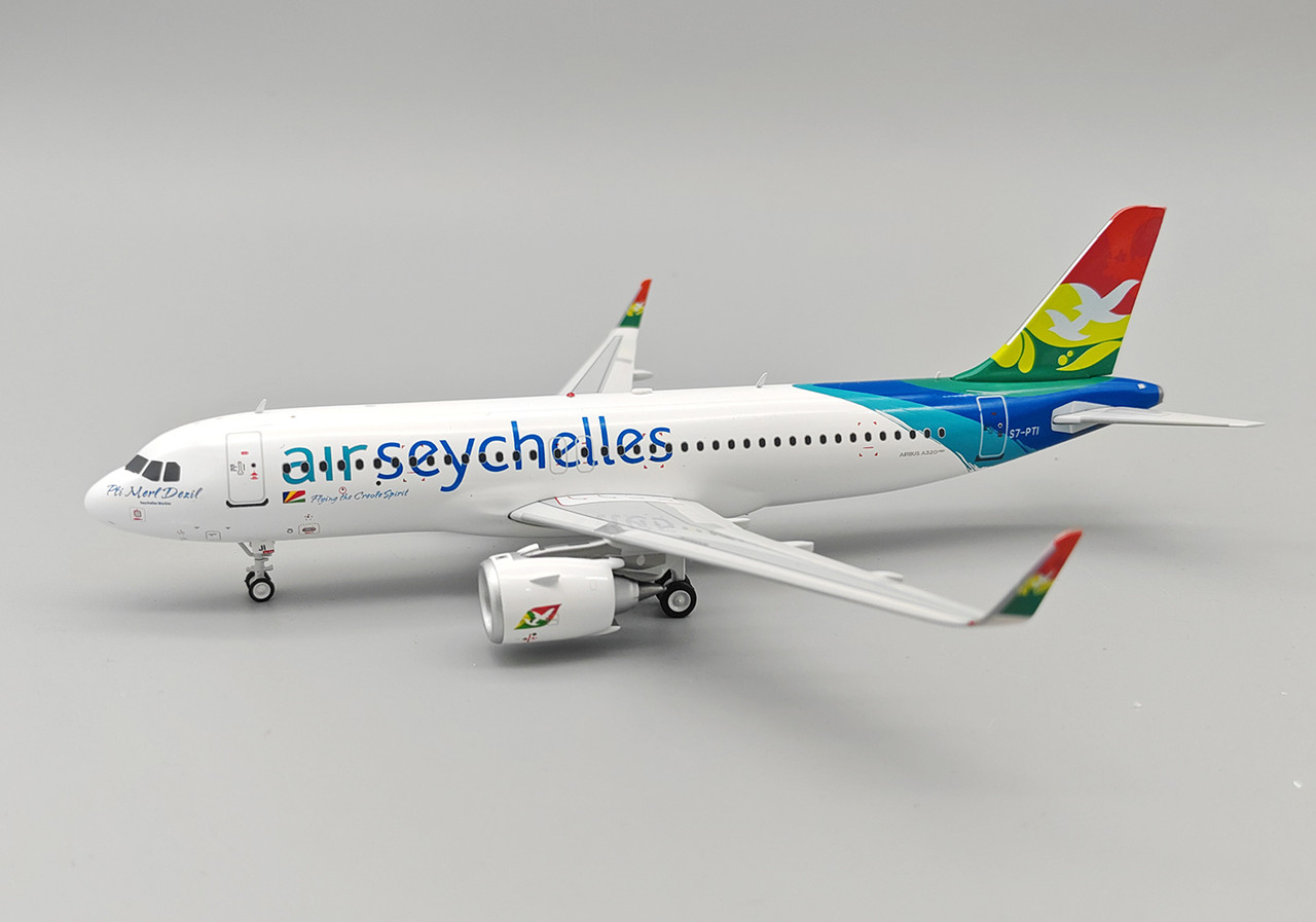 InFlight200 Air Seychelles Airbus A320-251N S7-PTI with stand