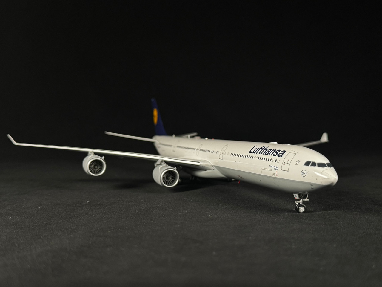 JC Wings Lufthansa A340-600 D-AIHK EW2346007 1:200