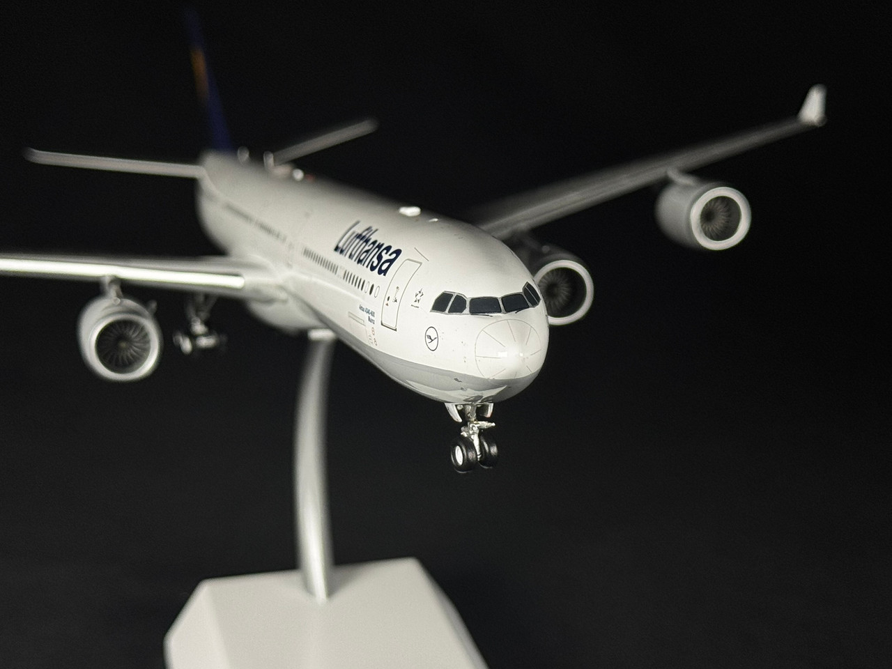 JC Wings Lufthansa A340-600 D-AIHK EW2346007 1:200
