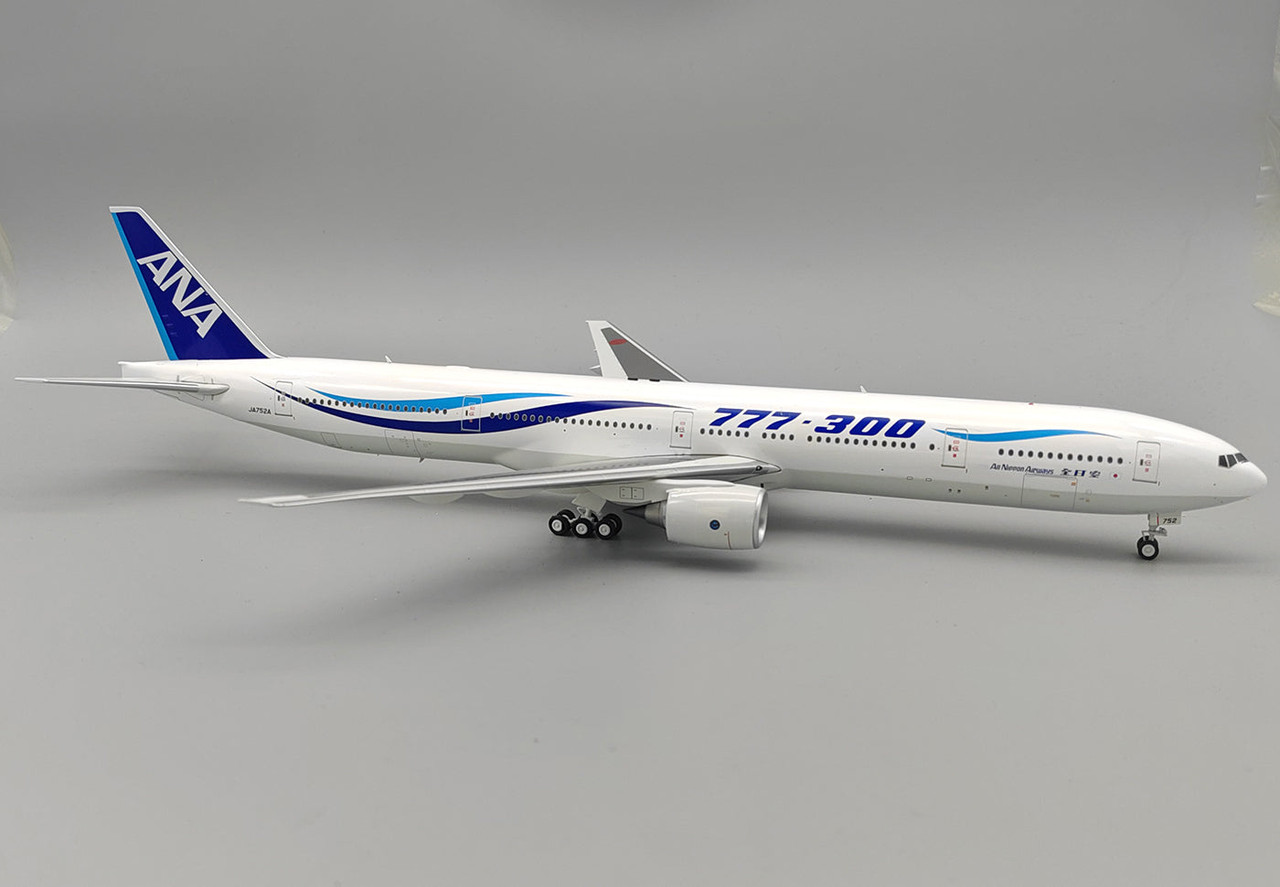 全日空商事 777-300 JA752A 1:200 B-Models All Nippon Airways - ANA Boeing 777-381 JA752A with stand