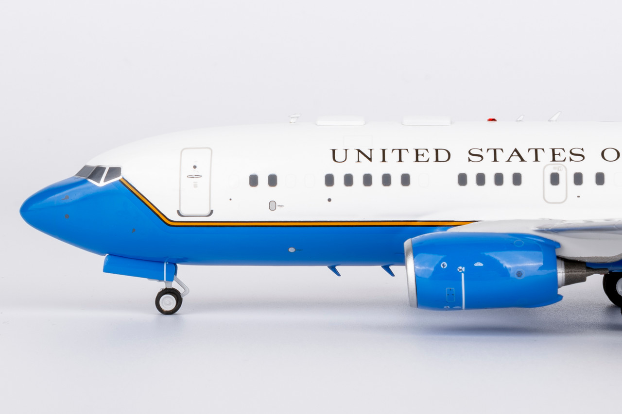 ぽ*ん様 737-700 1/200 c-40b インフライト　エアフォース USA - Air Force C-40B (737-700 BBJ) 01-0015 with stand 05016 1:200