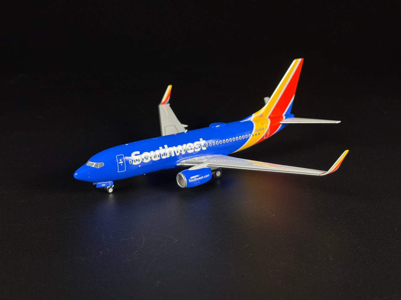 NG Model Southwest Airlines 737-700/w N221WN with stand 05006 1:200