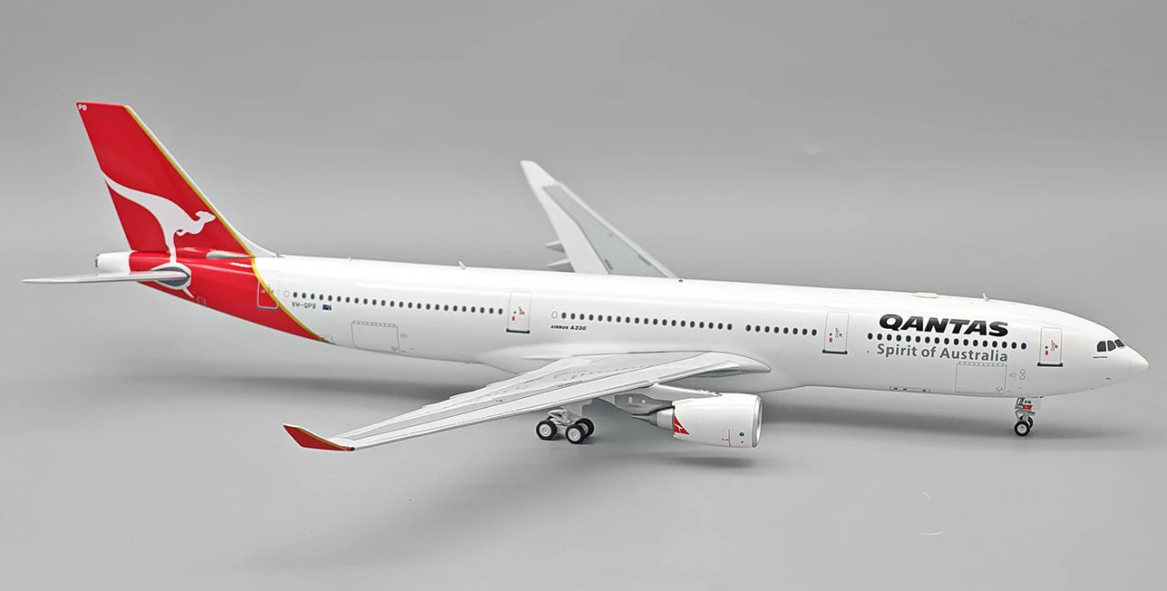 InFlight200 Qantas Airbus A330-303 VH-QPB with stand IF333QF1025