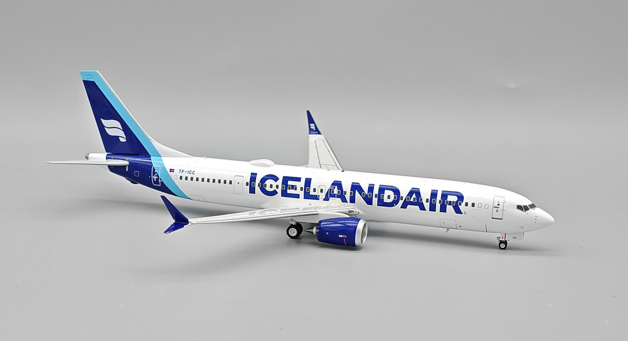 InFlight200 Icelandair Boeing 737-9 MAX TF-ICC with stand