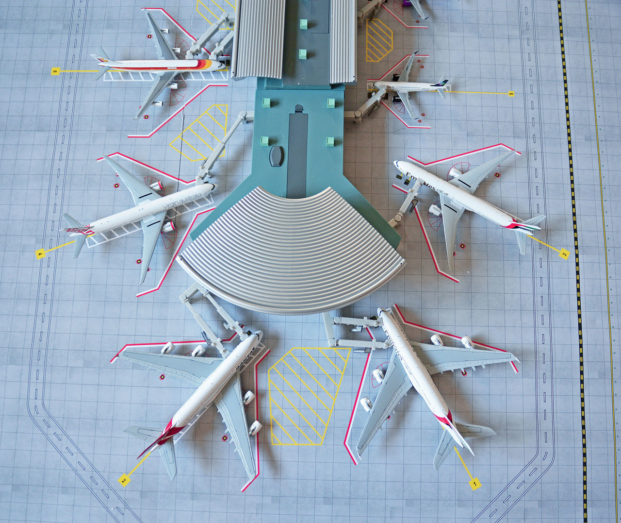 Gemini Jets NEW AIRPORT TERMINAL, Double Rotunda GJARPTC 1:400