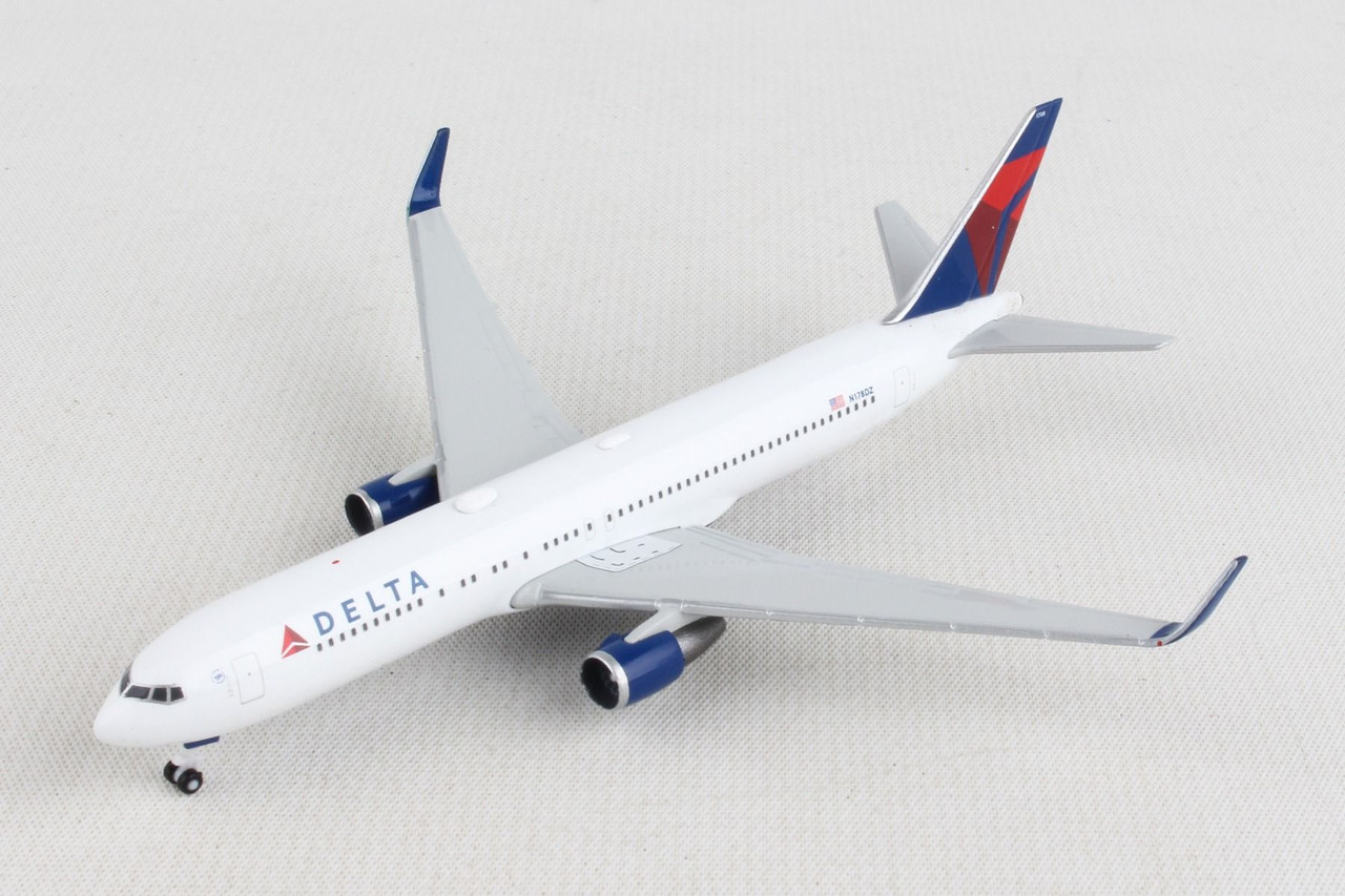 航空機・ヘリコプター 1/500 Boeing 767-300 STAR WARS 非売品・新商品情報】1/500 767-300ER ANA全日空 特別塗装 「STAR W