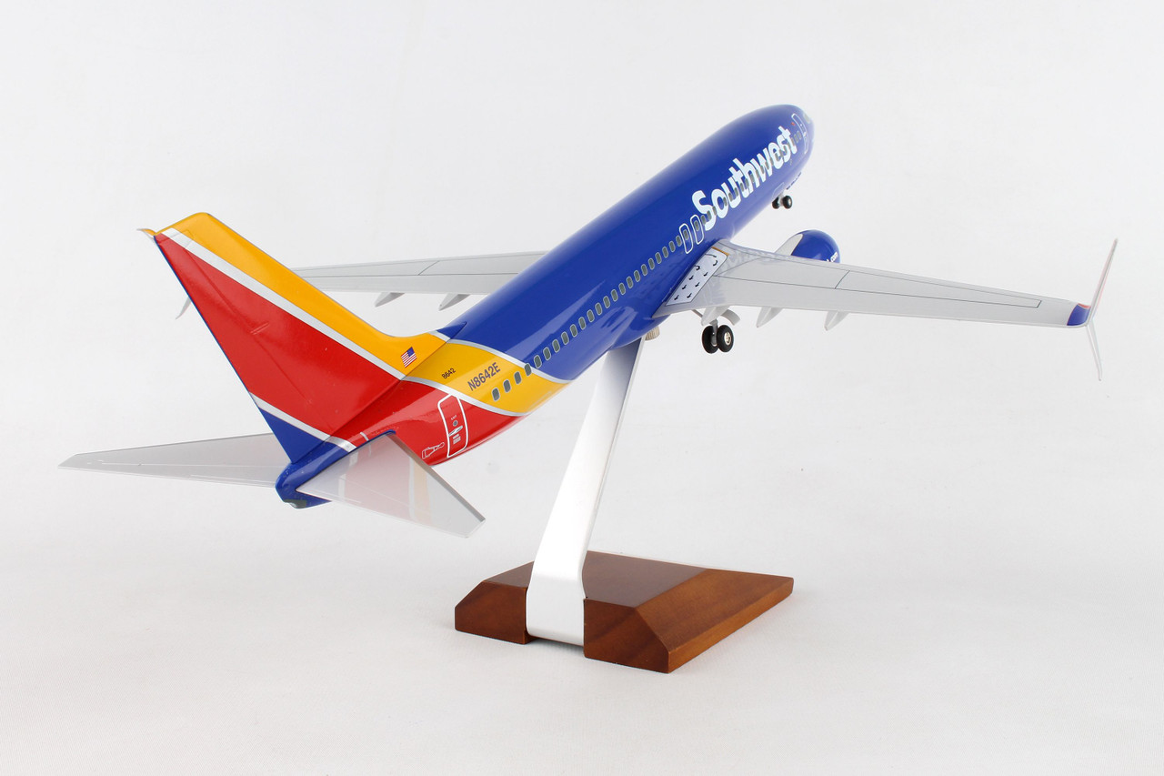 Skymarks Southwest 737-800 w/Gear & Wood Stand Heart SKR8250