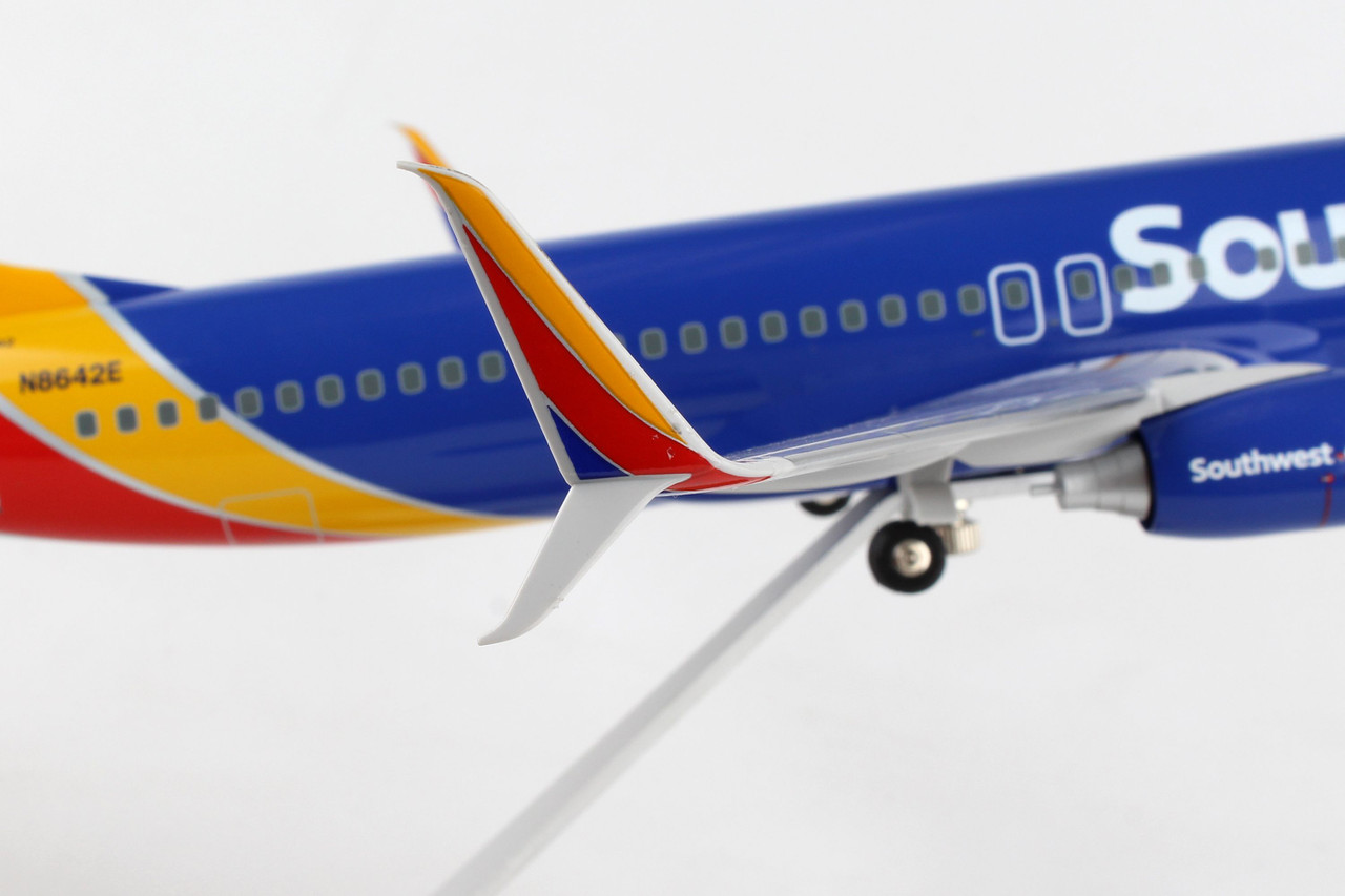 Skymarks Southwest 737-800 w/Gear & Wood Stand Heart SKR8250