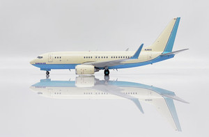 JC Wings Korean Air Boeing 737-700(BBJ) HL8222 EW2737009 Scale 1:200
