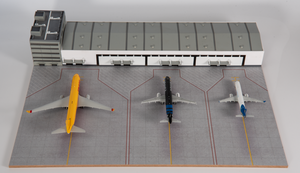 "JC Wings Airport Cargo Terminal Display Case with Apron and 3 Aircraft Models *New Product AA-ACT-4001-M Scale 1:400 "JC Wings Airport Cargo Terminal Display Case with Apron and 3 Aircraft Models *New Product AA-ACT-4001-M Scale 1:400