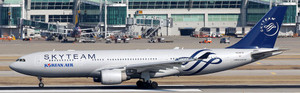 Phoenix Model Korean Air Airbus A330-200 HL8212 "Skyteam" PH4KAL2170 1:400
