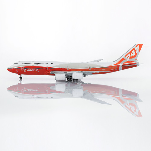 HX Models Boeing Company B747-8 Red "House livery" Flaps-Down Version B631002F 1:400