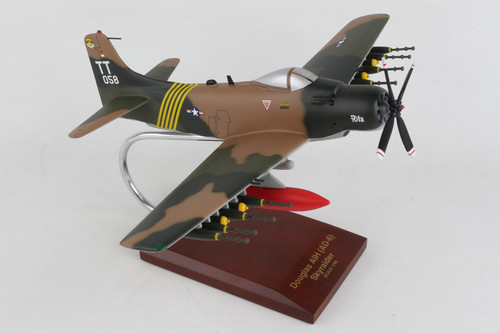 EXEC SER A-1H (AD-6) SKYRAIDER (USAF) 1/40 (AA1T)