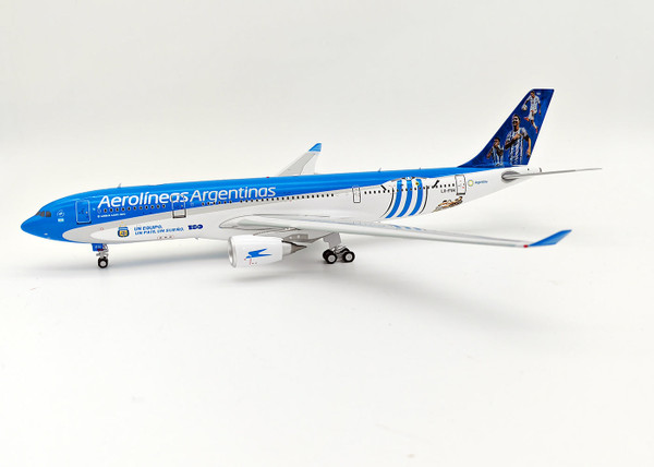 Inflight200 Aerolineas Argentinas Airbus A330-202 LV-FVH with stand B-332-AR-WC 1:200