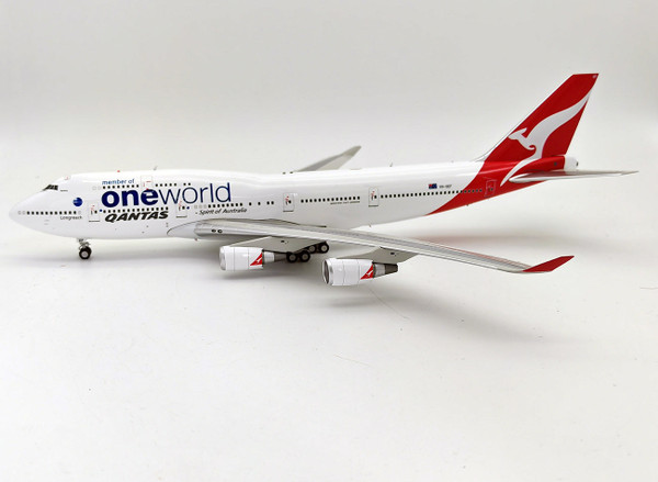 Inflight Oneworld (Qantas) Boeing 747-400 VH-OEF with stand IF744QA0523 1:200