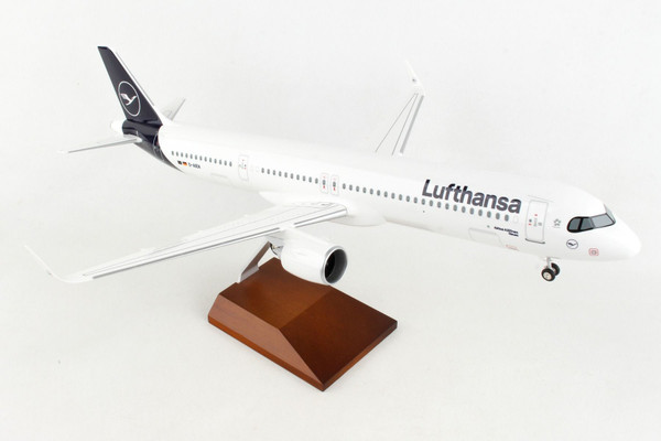 SKYMARKS LUFTHANSA A321NEO W/WOOD STAND & GEAR SKR8429 1:100