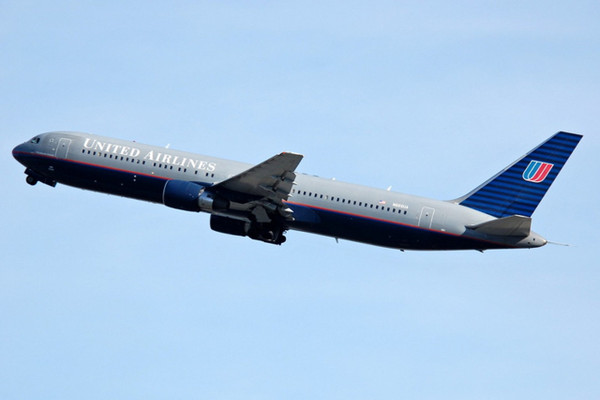 Phoenix Models United Airlines Boeing 767-300ER N666UA PH04558 1:400