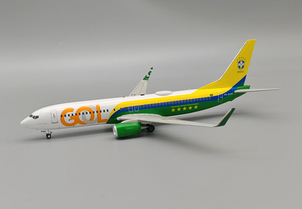InFlight200 Gol Transportes Aereos Boeing 737-8EH PR-GUM with stand IF738G30524 1:200