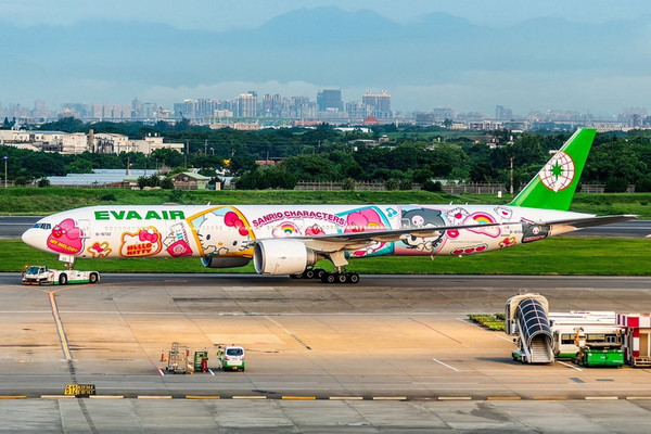 Phoenix Models EVA Air B777-300ER B-16722 "Hello Kitty" 04610 1:400