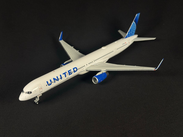 United 757-300 N75854 G2UAL1101 1:200 (BROKEN ANTENNAS)