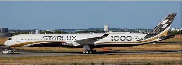 JC Wings Starlux Airlines Airbus A350-1000XWB "Carbon Fiber" Reg: B-58551 "Flaps Down" EW435K002A Scale 1:400