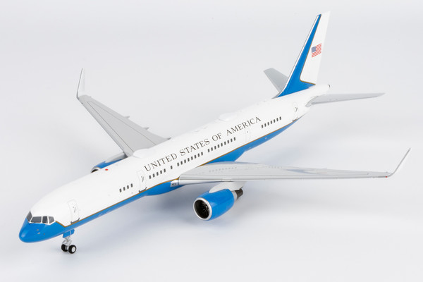 NG Model U.S. Air Force C-32A (757-200) 19-0018 equipped with PW2040 engines 42042 Scale 1:200