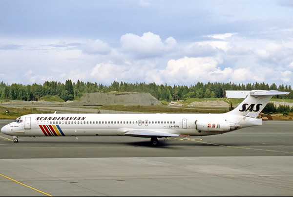 Phoenix Model SAS MD-82 LN-RMN 12056 Scale 1:400