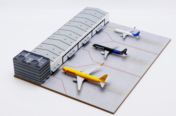 Airport Cargo Terminal Display Case with Apron and 3 Aircraft Models AA-ACT-4001-M Scale 1:400