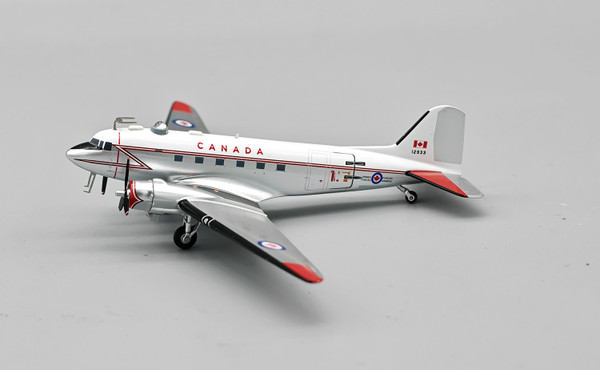 InFlight200 CANADA AIR FORCE DC-3 12933 IFDC3RCAF33 Scale 1:200