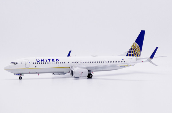 JC Wings United Airlines Boeing 737-900ER Reg: N37437 With Stand XX20619 Scale 1:200