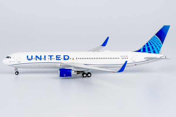 United Airlines Boeing 767-300ER Reg: N674UA 17006 1:400