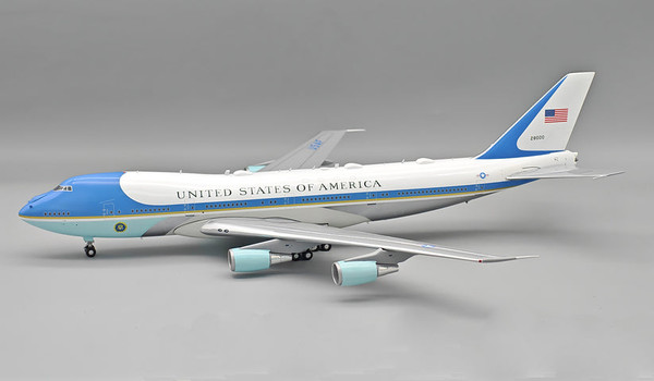 InFlight200 U.S. Air Force Boeing VC-25A Reg: 28000 detachable gear, Includes, Collectors’, Coin IFVC25A1126P 1:200 with stand