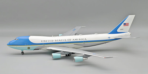 InFlight200 U.S. Air Force Boeing VC-25A Reg: 29000 and detachable gear, Includes, Special, Retirement, Collectors’, Coin IFVC25A1226P 1:200 with stand