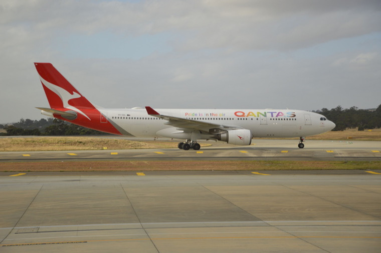 Phoenix Model Qantas A330-200 VH-EBL "Pride Is In The Air" PH4QFA2388 1:400