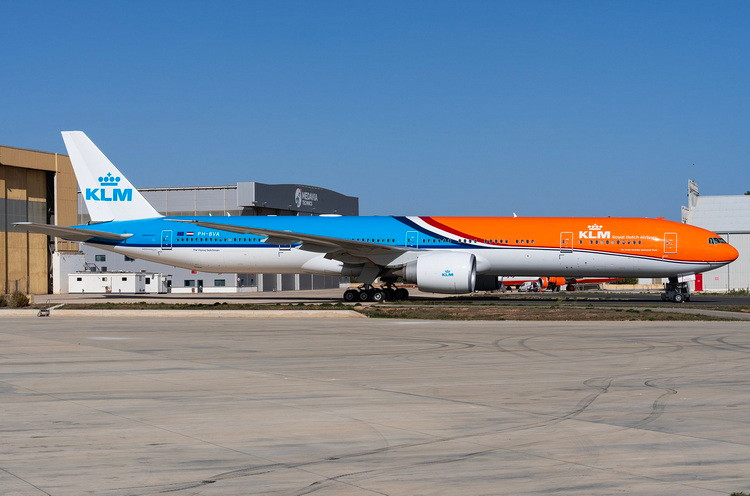 Phoenix Models KLM B777-300ER PH-BVA "Orange Pride" PH4KLM2476 1:400